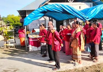 kepala ohoi somlain bersama masyarakat menerima warga ohoidertom