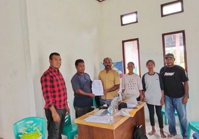 penyerahan Surat Pelepasan Lahan dari Pemdes ke Pengurus Koperasi Merah Putih